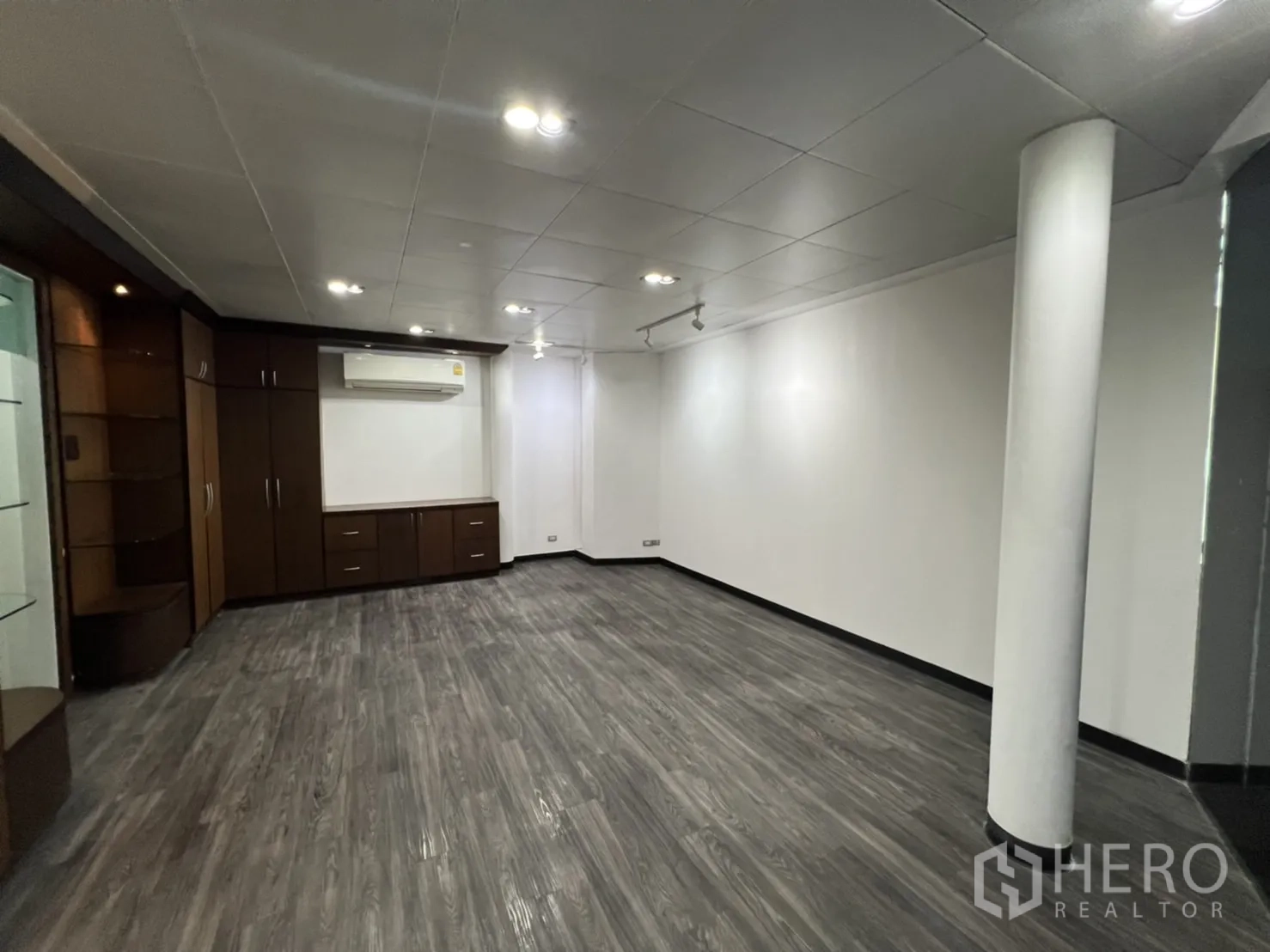 พื้นที่ขายปลีก ให้เช่าในSathon, Bangkok - ห้องแสดงสินค้าพื้นเข้ม พร้อมตู้บิวท์อินไม้