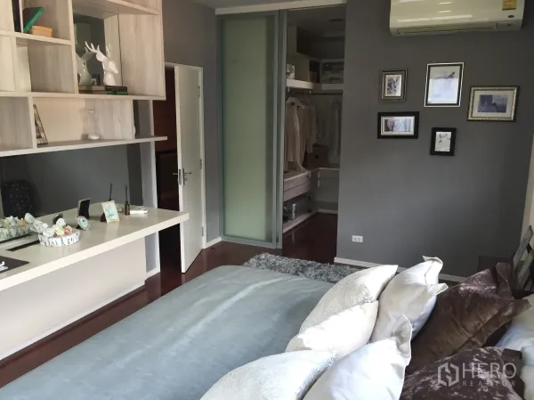 Detached House for sale in Prawet, Bangkok - Cozy bedroom with built-in shelves, vanity and walk-in closet.