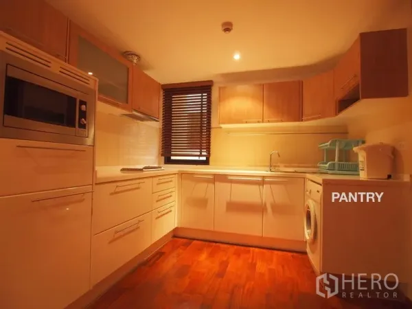 คอนโด ให้เช่าในPathum Wan, Bangkok - ห้องครัวแพนทรี ตู้บิวท์อินโทนขาวตัดลายไม้ มีหน้าต่างมู่ลี่และเครื่องซักผ้า