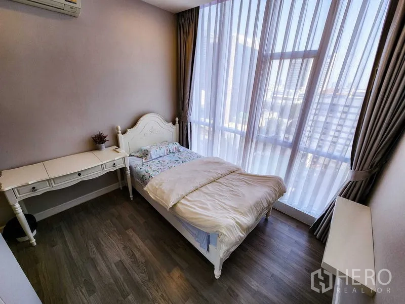 คอนโด ให้เช่าหรือขายในBang Rak, Bangkok - ห้องนอนที่สอง เตียงเดี่ยว โต๊ะเขียนหนังสือ และหน้าต่างพาโนรามา