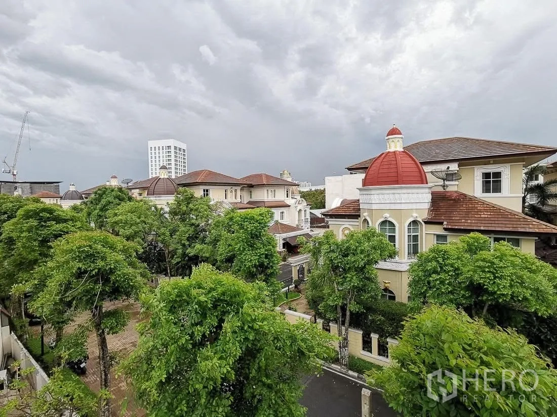 联排别墅 for rent in Yan Nawa, Bangkok - 高层视角俯瞰绿树成荫的住宅区与穹顶屋顶。