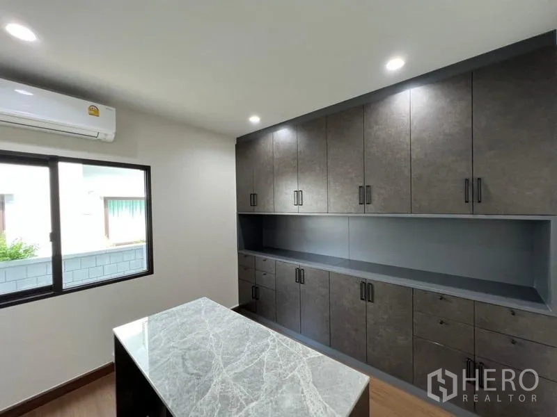 บ้าน ขายในSaphan Sung, Bangkok - ห้องทำงาน/เก็บของ บิลต์อินสีเข้มและไอส์แลนด์หินอ่อน