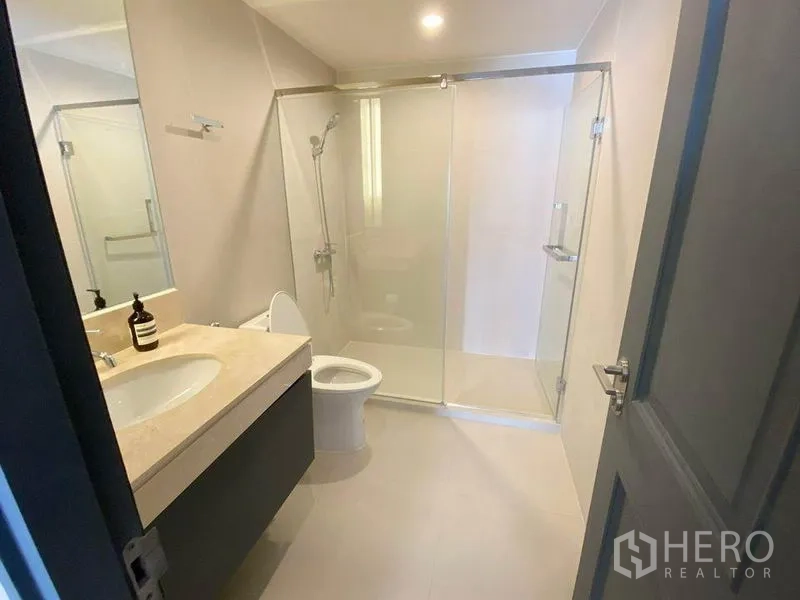 คอนโด ให้เช่าในPathum Wan, Bangkok - ห้องน้ำสมัยใหม่ พร้อมเคาน์เตอร์อ่างล้างหน้า โถสุขภัณฑ์ และตู้กระจกกั้นอาบน้ำ