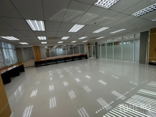 Office Space for rent in Suan Luang, Bangkok - Spacious open-plan office with glossy floor, LED grid lighting, and glass partitions.