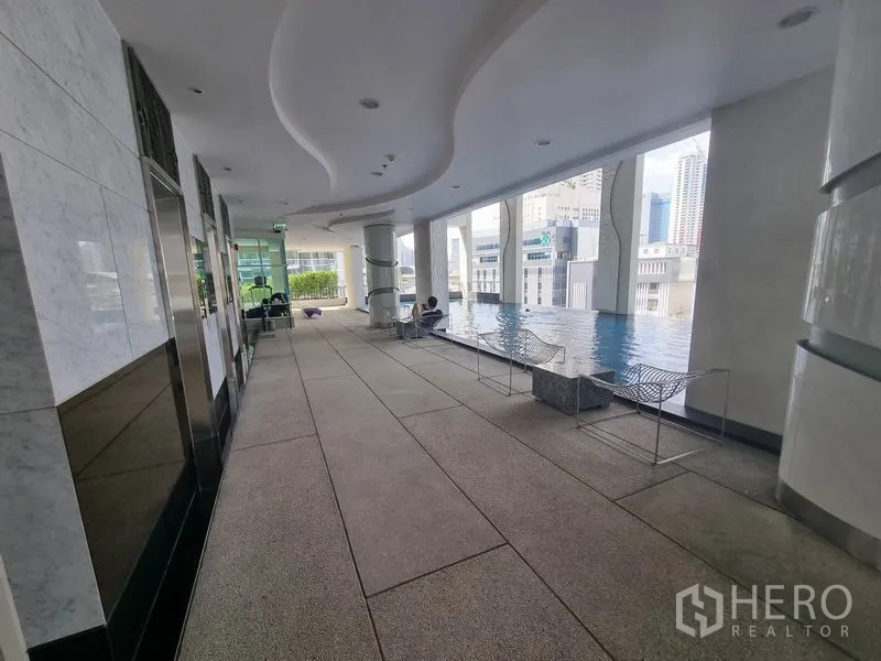 คอนโด ให้เช่าในRatchathewi, Bangkok - สระว่ายน้ำแบบอินฟินิตี้ในพื้นที่กึ่งเอาต์ดอร์ มองเห็นวิวเมือง