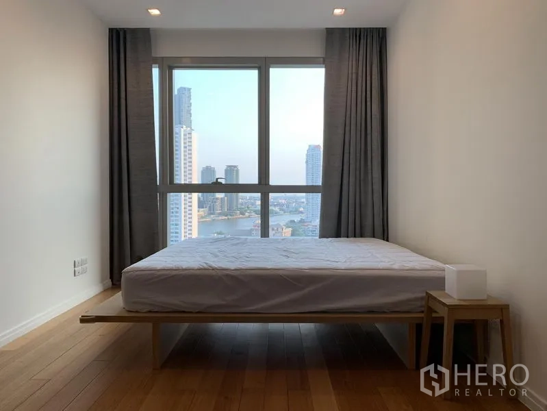 คอนโด ให้เช่าในKhlong San, Bangkok - ห้องนอนมินิมอลสว่างไสว หน้าต่างสูงจากพื้นจรดเพดาน วิวแม่น้ำและสกายไลน์