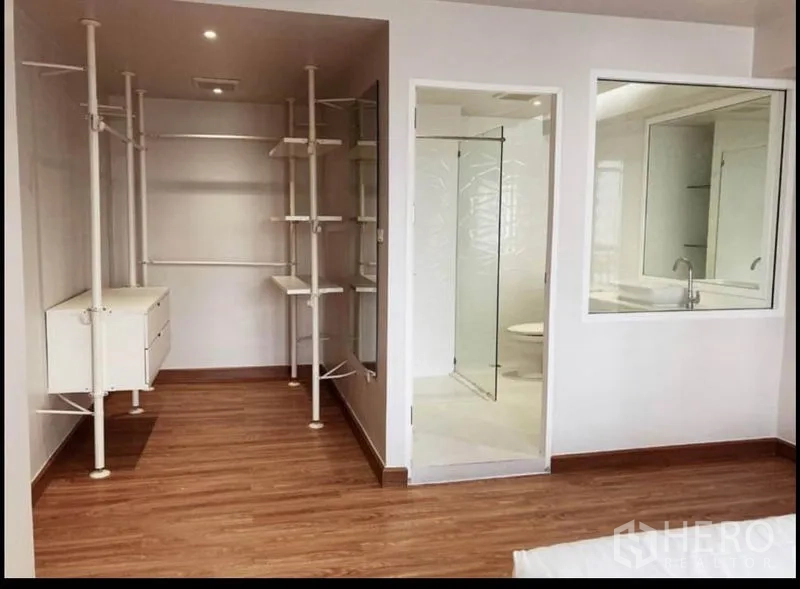 คอนโด ขายในWatthana, Bangkok - ห้องนอนใหญ่มีวอล์กอินคลอเซ็ต ถัดเป็นห้องน้ำในตัวพร้อมกั้นกระจก