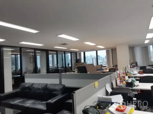 สำนักงาน ขายในKhlong Toei, Bangkok - พื้นที่สำนักงานสว่าง มีคิวบิคเคิล โซฟานั่งรับรอง และวิวสกายไลน์