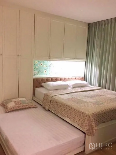 คอนโด ให้เช่าในKhlong Toei, Bangkok - ห้องนอนตู้เสื้อผ้าบิลท์อิน เตียงหัวเตียงบุผ้า เตียงเลื่อนเสริม และผ้าม่านสีเขียว