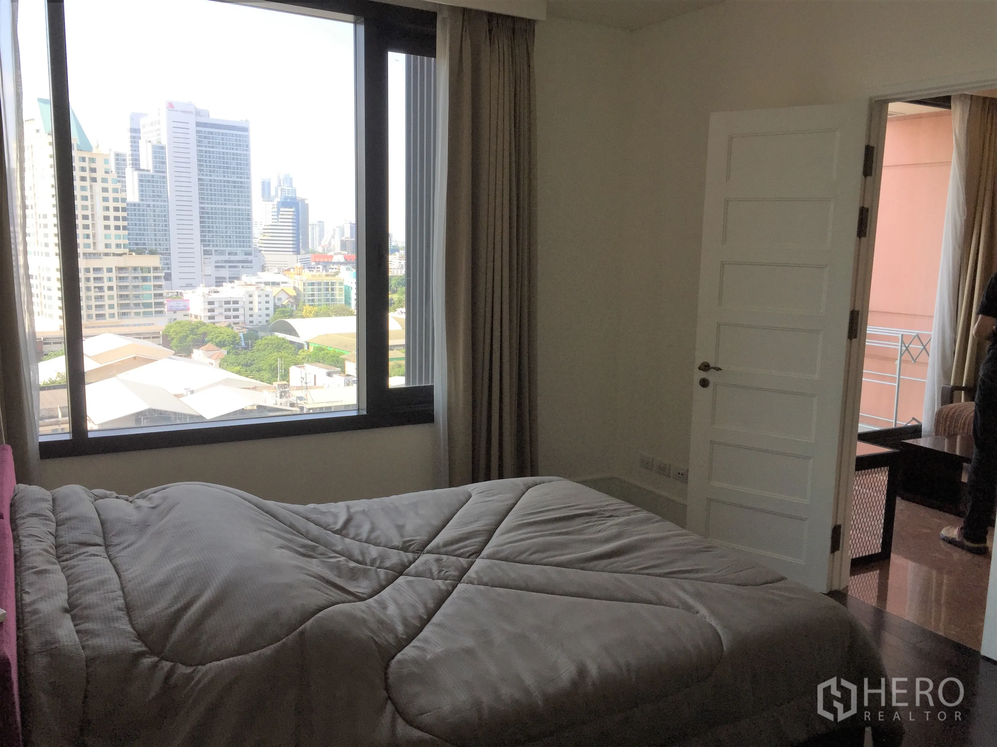 คอนโด ให้เช่าในKhlong Toei, Bangkok - ห้องนอนหน้าต่างบานใหญ่เห็นวิวเมือง ม่านทึบ และเตียงขนาดควีน
