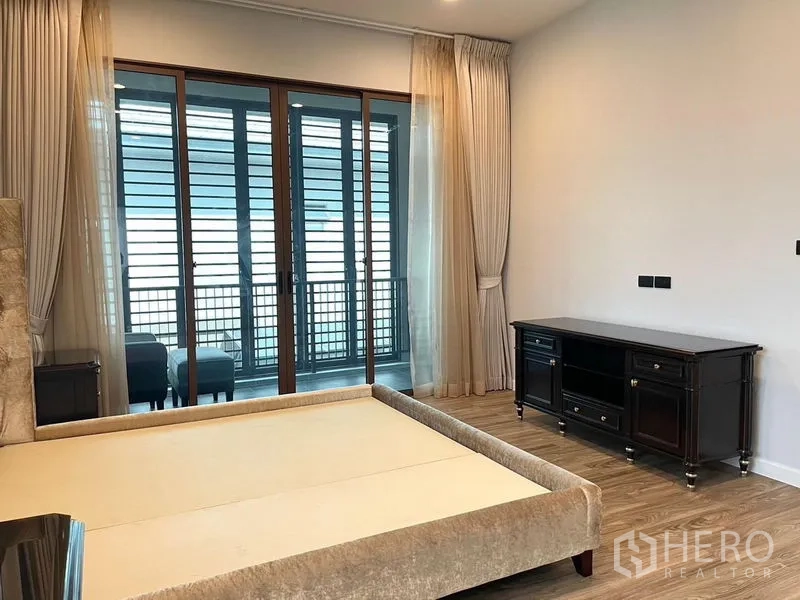 บ้าน ให้เช่าในBang Kapi, Bangkok - มุมมองห้องนอนใหญ่สู่ประตูบานเลื่อนระแนงไปยังระเบียง