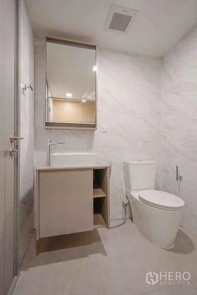 คอนโด ให้เช่าในWatthana, Bangkok - ห้องน้ำอีกห้อง พร้อมอ่างล้างหน้า สีขาวและผนังลายหินอ่อน