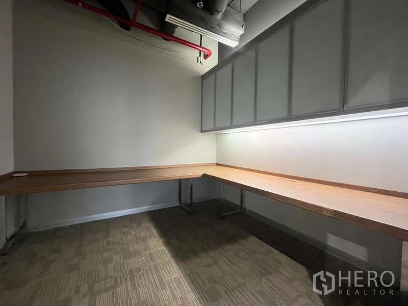 สำนักงาน ให้เช่าในWatthana, Bangkok - ห้องมุมเงียบ โต๊ะรูปตัวแอล ไฟใต้ตู้ และตู้แขวนกระจกฝ้า