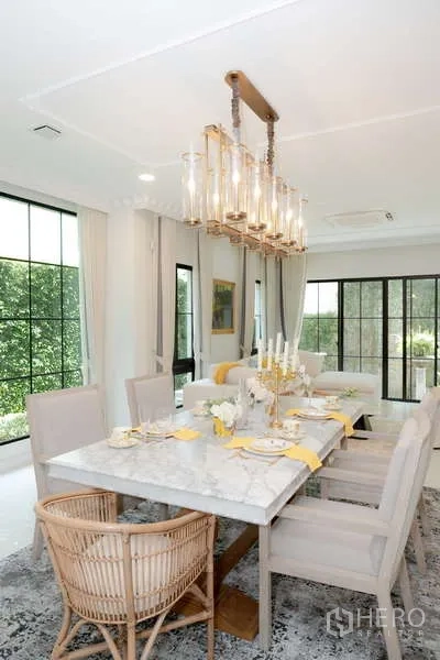 บ้าน ให้เช่าหรือขายในSaphan Sung, Bangkok - ห้องอาหารหรู โต๊ะหินอ่อนและโคมไฟดีไซน์ ใกล้วิวสวน