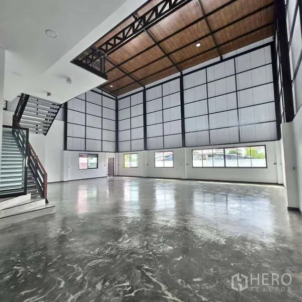 คลังสินค้า ขายในLam Luk Ka, Pathum Thani - ภายในโกดังเพดานสูง พื้นคอนกรีตขัดมัน และช่องแสงขนาดใหญ่