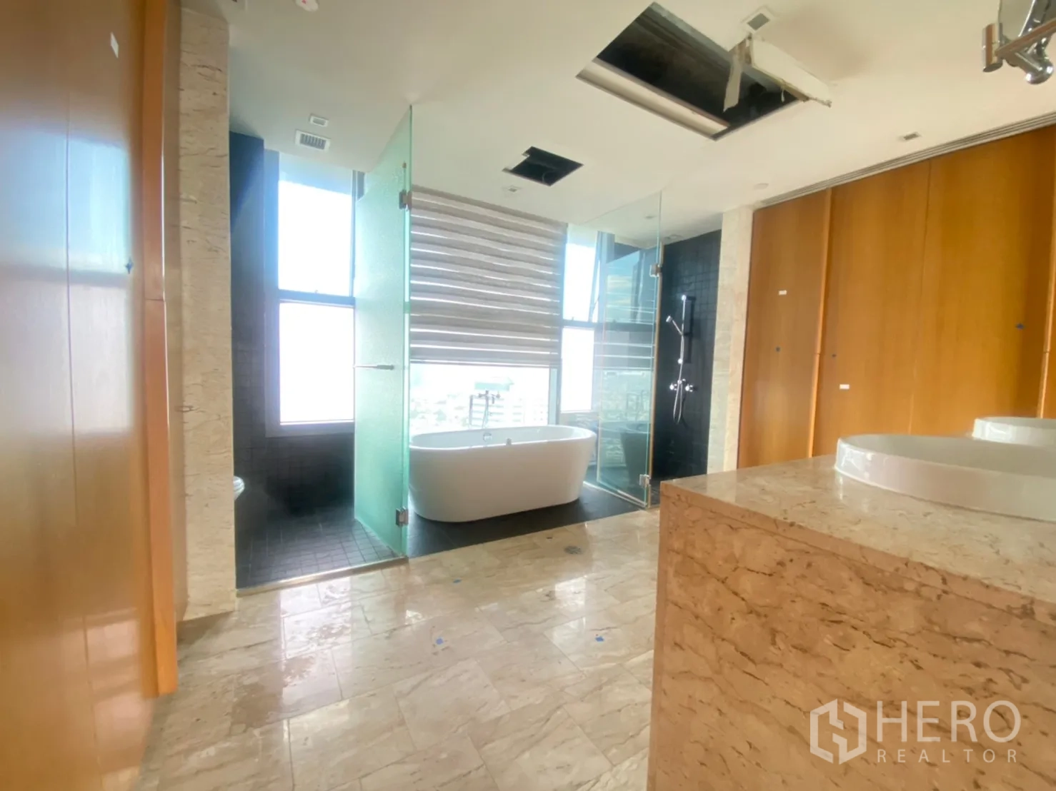 คอนโด ขายในYan Nawa, Bangkok - โซนห้องน้ำกว้างขวางพร้อมฝักบัวแบบวอล์กอินและอ่างอาบน้ำในเดอะ ปาโน