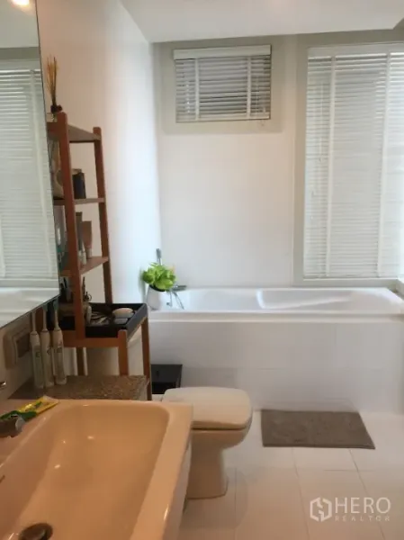 公寓 出租或出售在Ratchathewi, Bangkok - 洁白卫浴，设浴缸、洗手盆、坐便与百叶窗。