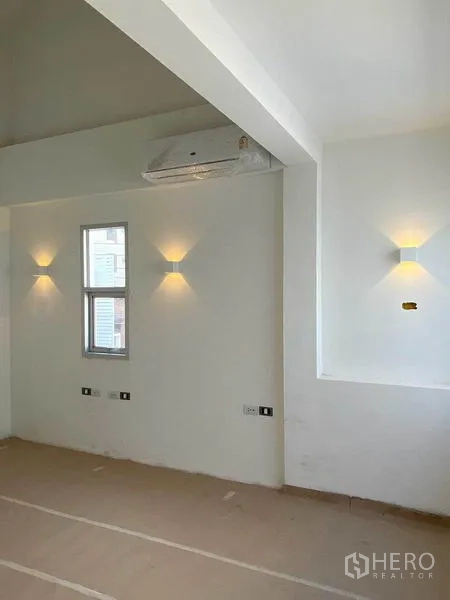 สำนักงานที่บ้าน ให้เช่าในPhra Khanong, Bangkok - ห้องติดแอร์ มีหน้าต่างและไฟวอลล์สกอนซ์แสงอบอุ่น