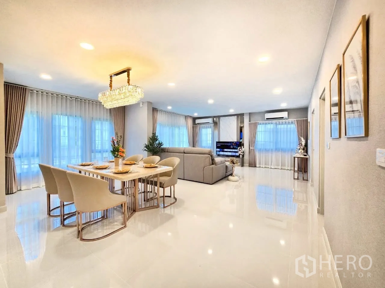 独栋房屋 for rent in Bang Phli, Samut Prakan - 开放式餐客厅，水晶吊灯照明
