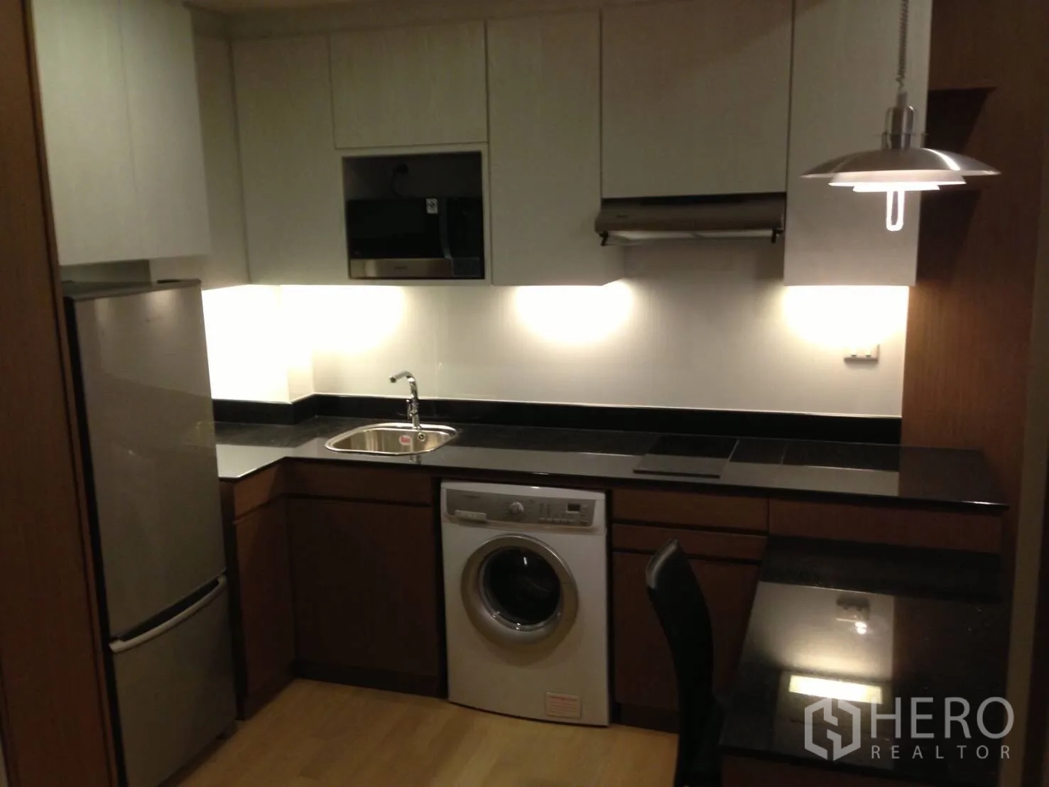 คอนโด ให้เช่าในBangkok - ครัวรูปตัวแอลสไตล์โมเดิร์น เคาน์เตอร์หินแกรนิต ตู้เย็นสแตนเลส เครื่องซักผ้า และไฟส่องสว่าง