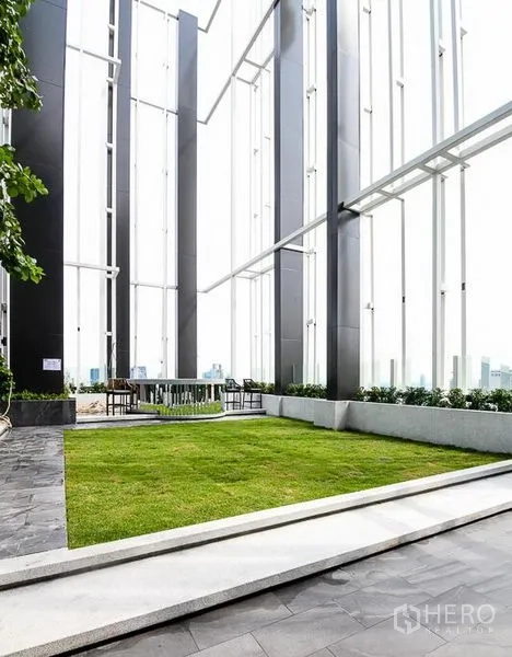 คอนโด ให้เช่าในPathum Wan, Bangkok - สกายการ์เดนแบบเปิดโล่งมีสนามหญ้า เสากรอบสถาปัตย์ และที่นั่ง