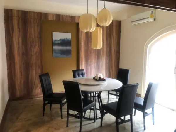 店屋 出租在Watthana, Bangkok - 私密包间，圆形大理石桌、黑色座椅、木质背景墙与拱形窗配空调。