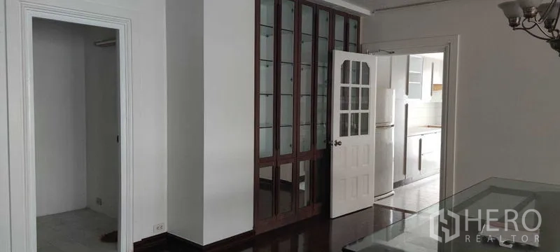 อพาร์ทเมนท์ ให้เช่าในPathum Wan, Bangkok - ห้องรับประทานอาหารพร้อมตู้โชว์กระจกเต็มความสูงและประตูเข้าครัวแยก