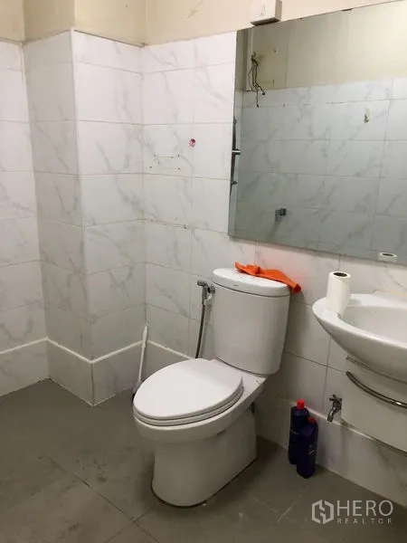 อาคารพาณิชย์ ให้เช่า - ห้องน้ำรอง ผนังกระเบื้องสีขาว มีอ่างล้างหน้า กระจก และโถสุขภัณฑ์