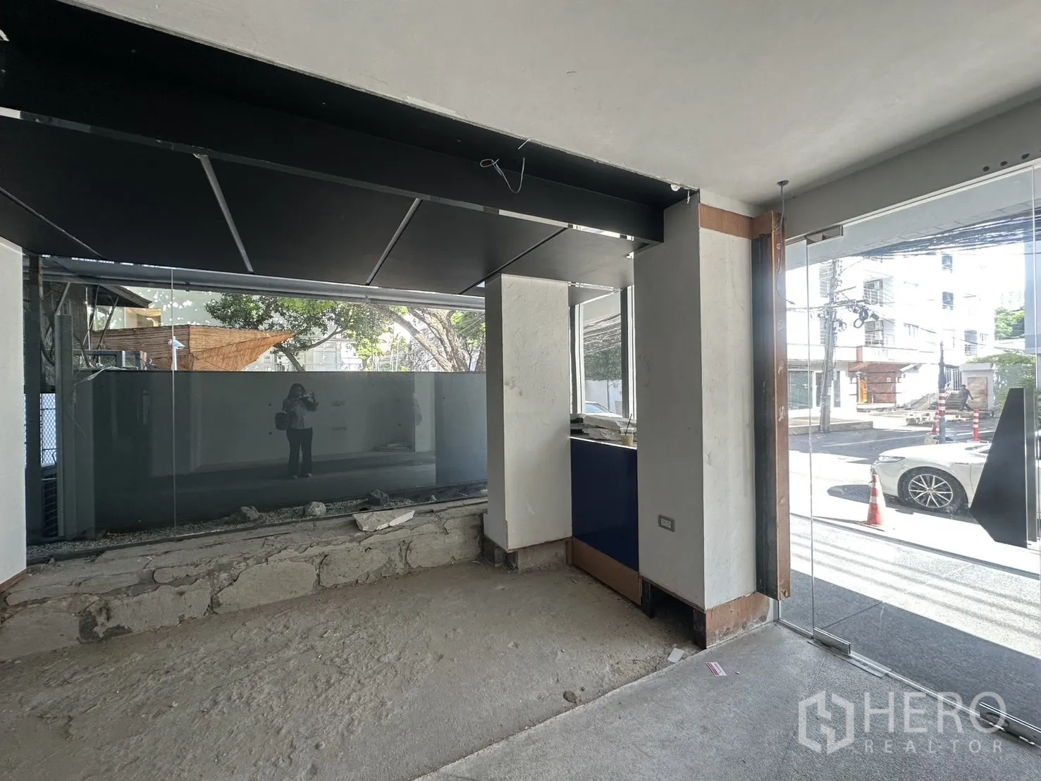 Retail Space for rent in Watthana, Bangkok - Street-facing corner of the shop with floor-to-ceiling glass and a partial built-in counter letting in natural light.