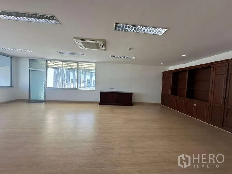 สำนักงาน ให้เช่าในPrawet, Bangkok - ออฟฟิศโอเพ่นสเปซพร้อมตู้เก็บของบิวท์อินเต็มผนัง