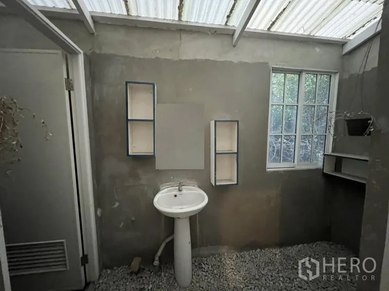 อาคารพาณิชย์ ให้เช่าหรือขายในWatthana, Bangkok - โซนล้างหน้า มีอ่างล้างหน้าแบบขาตั้ง หน้าต่าง และชั้นวางเปิด