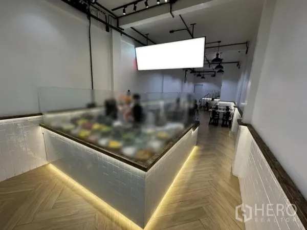 อาคารพาณิชย์ ให้เช่าในKhlong Toei, Bangkok - เคาน์เตอร์บริการกระจกพร้อมไฟซ่อนใต้เคาน์เตอร์ภายในร้าน