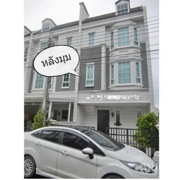 联排别墅 出租在Bang Kapi, Bangkok - 联排别墅立面，高挑窗户与黑色栅栏车道。