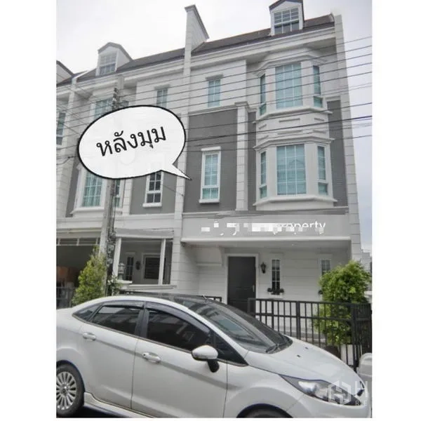 联排别墅 出租在Bang Kapi, Bangkok - 联排别墅立面，高挑窗户与黑色栅栏车道。