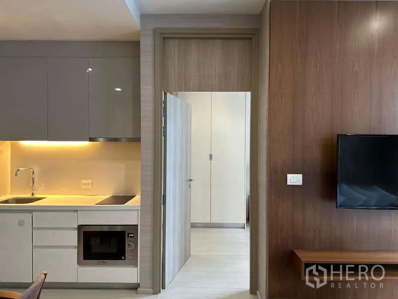 คอนโด ให้เช่าหรือขาย - ครัวแพนทรีข้างทางเข้าห้องนอนที่มีตู้เสื้อผ้าบิลท์อิน