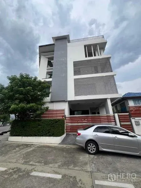 สำนักงานที่บ้าน ให้เช่าในBang Kruai, Nonthaburi - ด้านข้างอาคารโฮมออฟฟิศสมัยใหม่ พร้อมทางเข้ารั้วและที่จอดริมถนน