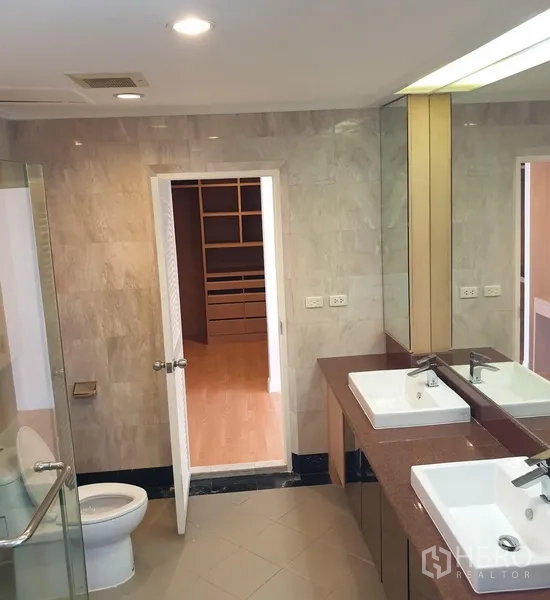 คอนโด ให้เช่าในWatthana, Bangkok - ห้องน้ำพร้อมฉากกั้นอาบน้ำกระจก อ่างล้างหน้าคู่ และประตูสู่วอล์กอินคลอเซ็ต