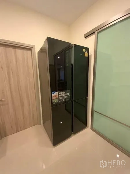 联排别墅 出租在Prawet, Bangkok - 黑色对开门大冰箱置于杂物区。