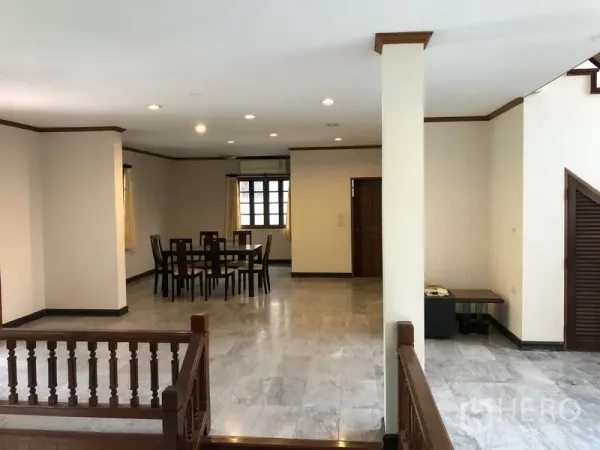 独立式住宅 出租 - 开放式餐区，嵌灯天花与窗景，面向社区内部。