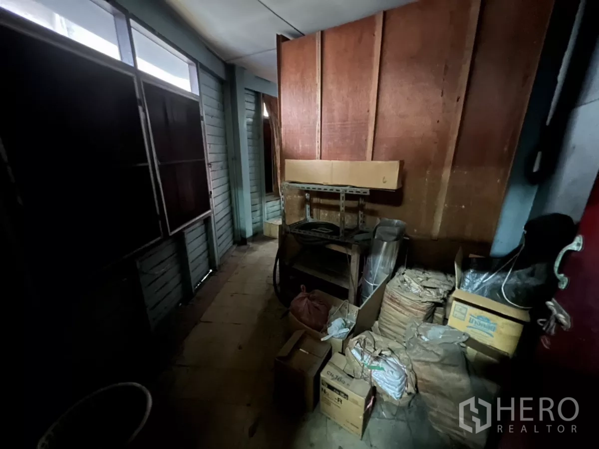 店屋 出租在Watthana, Bangkok - 走廊式储物区，木质墙面与打包物资