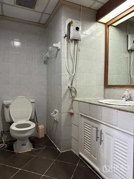 คอนโด ขายในChatuchak, Bangkok - ห้องน้ำปูกระเบื้องพร้อมโถสุขภัณฑ์ เคาน์เตอร์อ่างล้างหน้า และเครื่องทำน้ำอุ่น