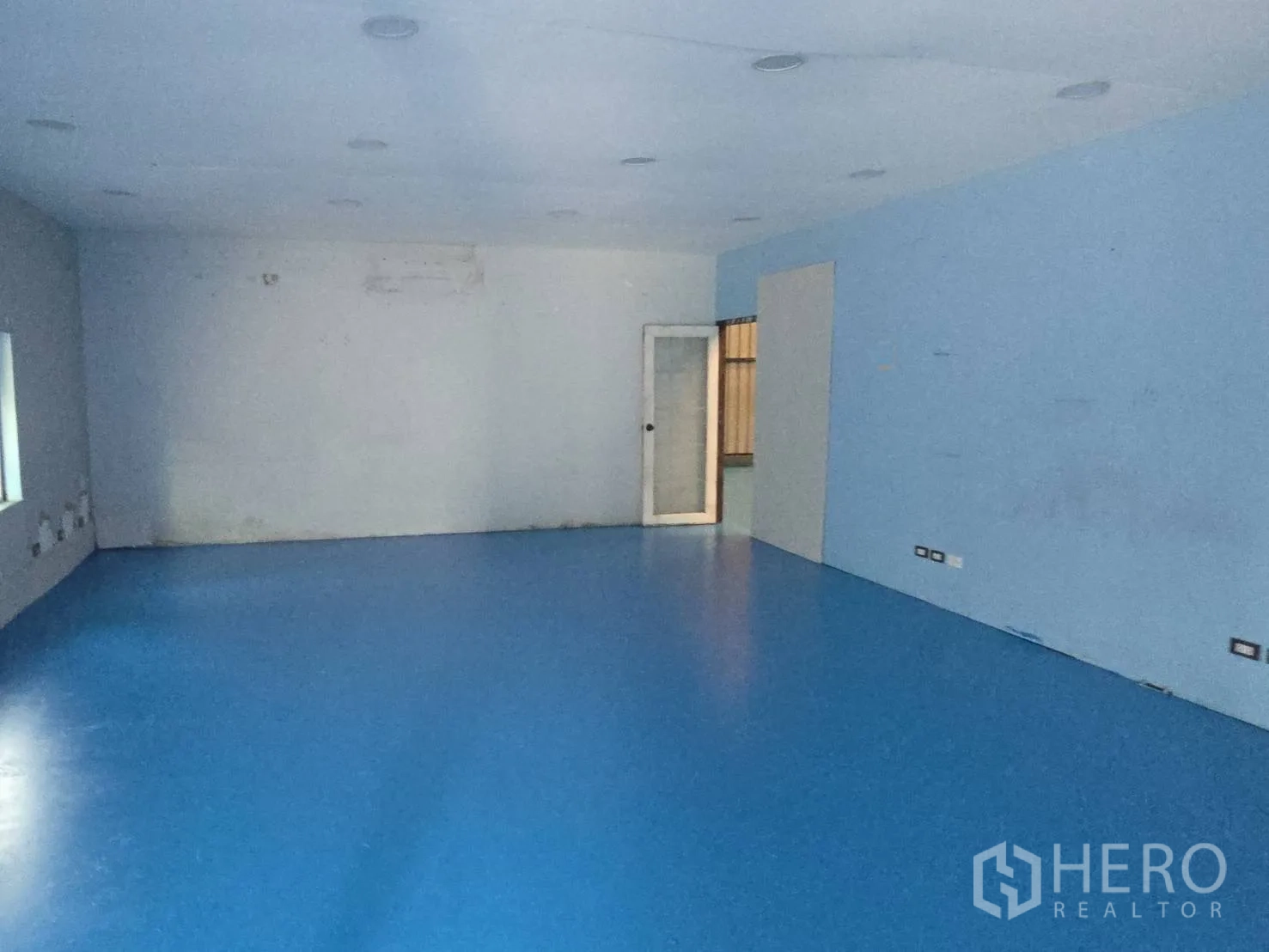 โกดัง for rent in Bang Phli, Samut Prakan - ห้องออฟฟิศ พื้นเรียบ ฝ้าเพดานติดไฟดาวน์ไลต์ และมีหน้าต่าง
