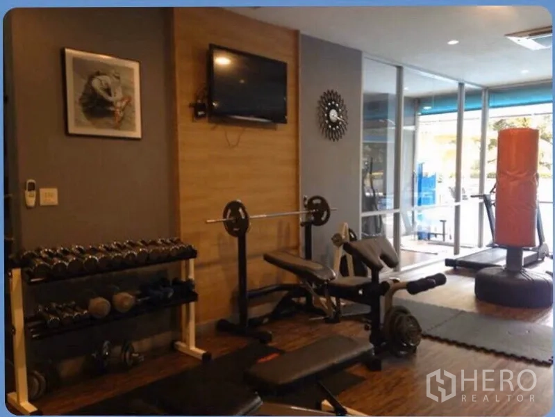 Condominium for rent in Ratchathewi, Bangkok - Fully equipped fitness room with free weights and machines