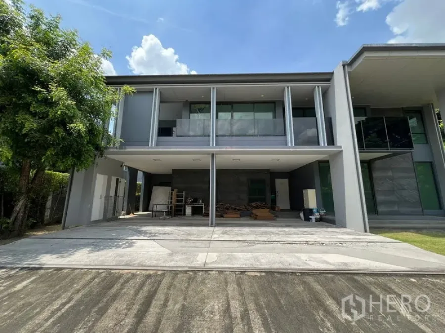 Detached House for rent in Bang Kapi, Bangkok - Modern two-storey detached house facade with a covered four-car driveway.