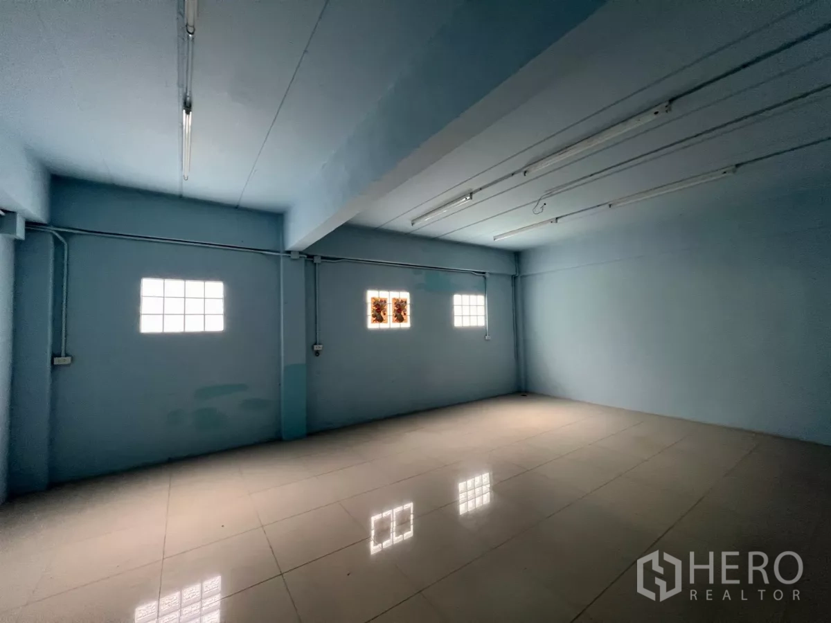 คลังสินค้า ให้เช่าในKhlong Sam Wa, Bangkok - ห้องออฟฟิศชั้นบน ปูกระเบื้อง พร้อมไฟฟลูออเรสเซนต์
