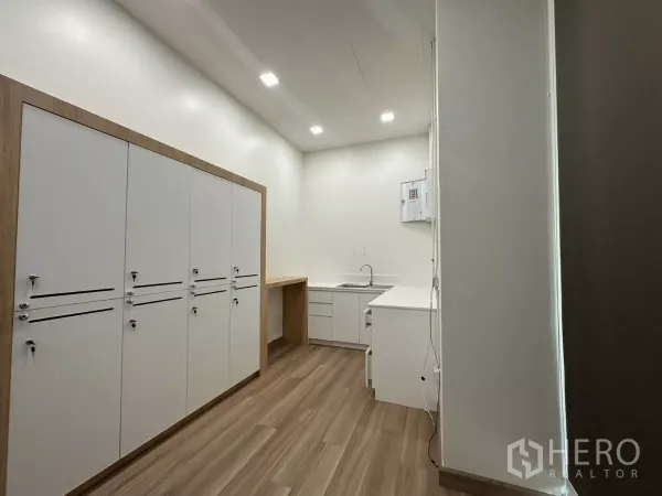 零售空间 出租在Phra Khanong, Bangkok - 长形房间，设高柜、工作台与下嵌式水槽。