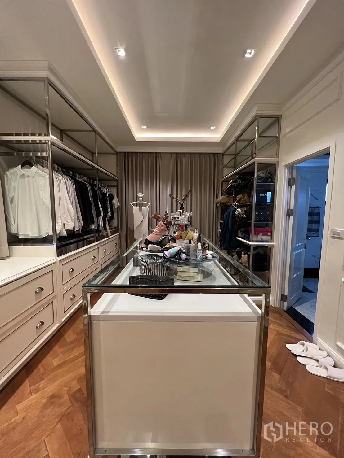 Detached House for rent in Suan Luang, Bangkok - Walk-in closet with island, drawers and open hanging space.