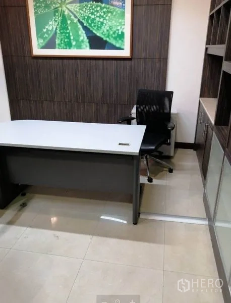 พื้นที่ขายปลีก ให้เช่าในKhlong Toei, Bangkok - มุมออฟฟิศส่วนตัว โต๊ะสีขาว เก้าอี้ และชั้นบิลท์อินพร้อมภาพแขวน