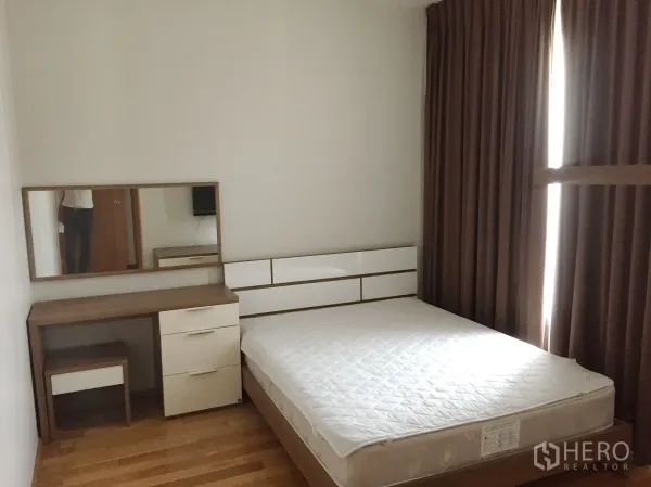 คอนโด ให้เช่าในKhlong Toei, Bangkok - ห้องนอนสว่างพร้อมเตียงควีน โต๊ะเครื่องแป้ง ตู้เก็บของบิลต์อิน และผ้าม่านทึบแสง