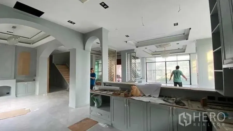 บ้าน ขายในMueang Nonthaburi, Nonthaburi - ครัวเชื่อมต่อพื้นที่นั่งเล่น รายละเอียดซุ้มโค้งและหน้าต่างขนาดใหญ่รับแสงธรรมชาติ